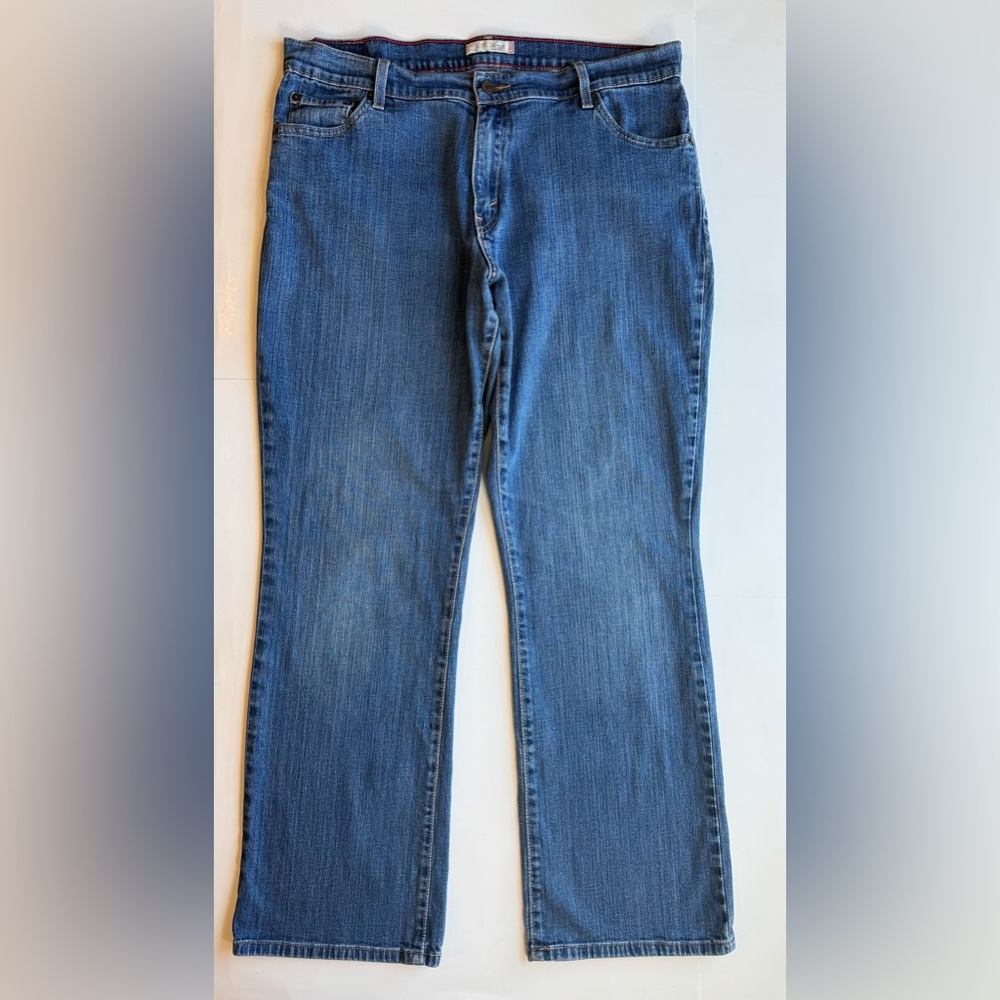 Levi’s Vintage Women’s Relaxed Bootcut 550 Blue Jeans Size 16